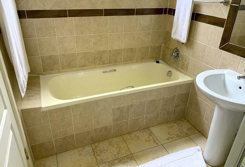 غرفة ديلوكس, Almost Heaven