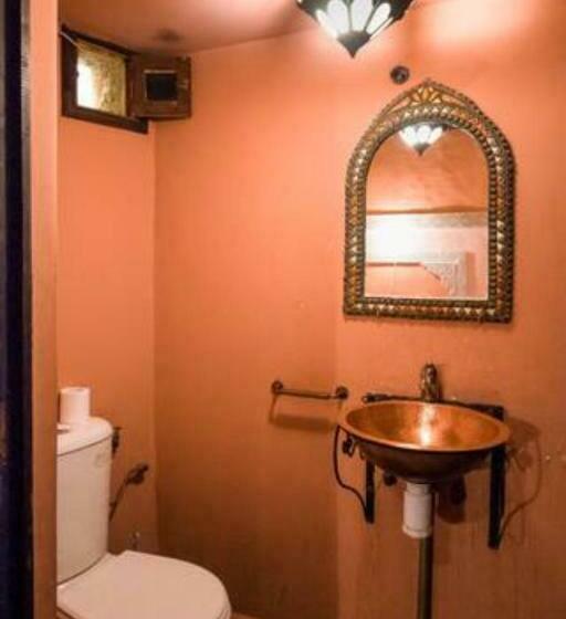 经典四人房间, Riad Malak