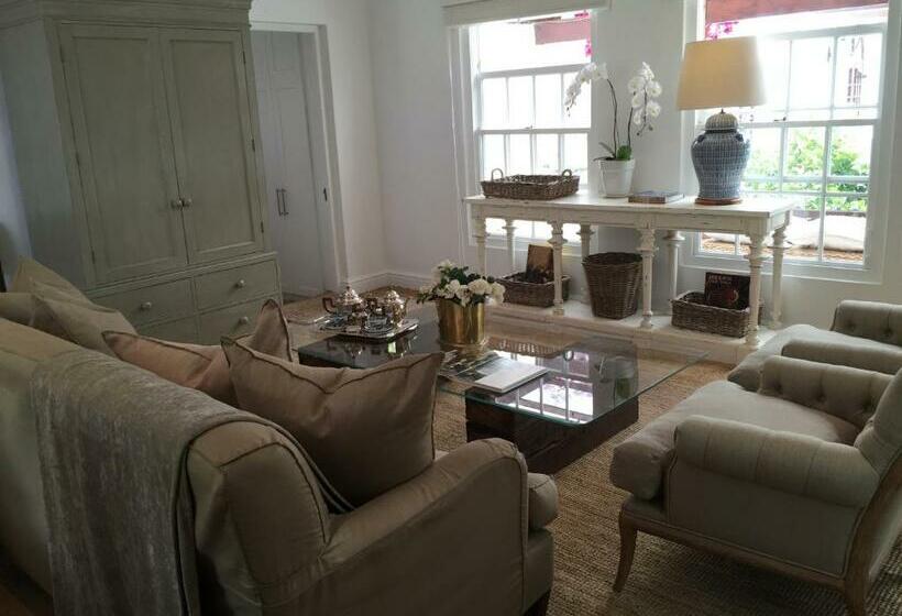 סוויטה דלוקס, The White Manor