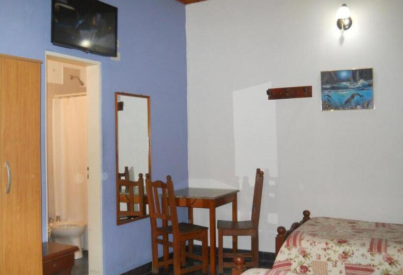 اتاق استاندارد سه نفره, Dennisse