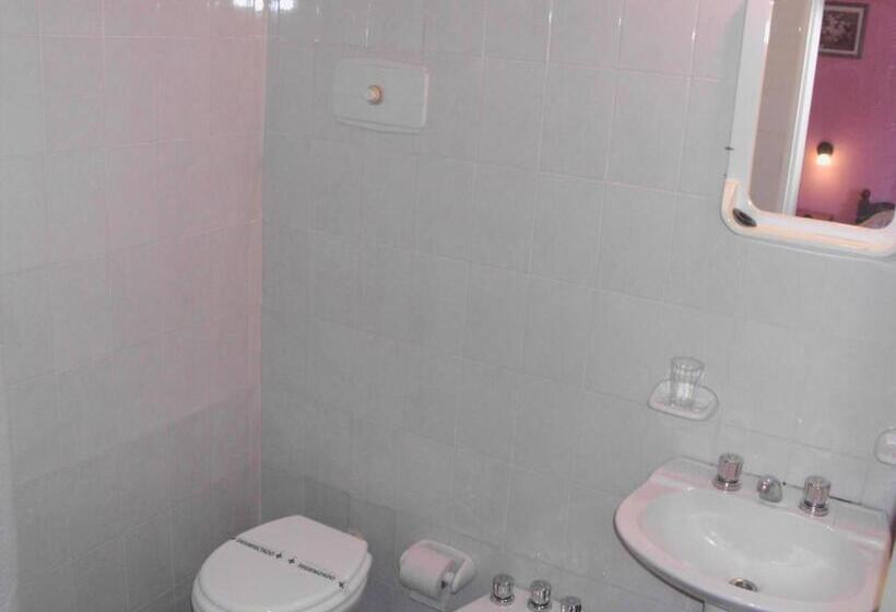 اتاق استاندارد سه نفره, Dennisse