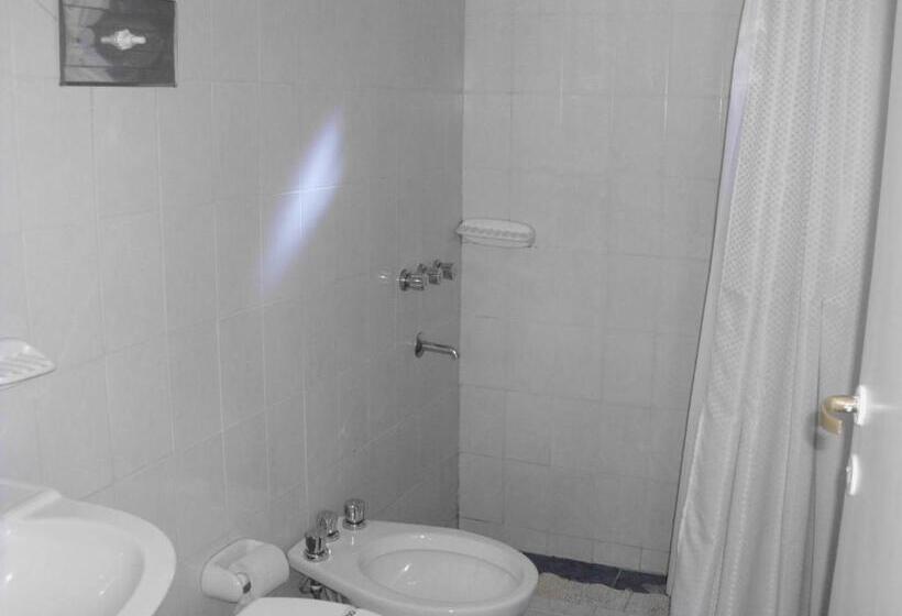 اتاق استاندارد سه نفره, Dennisse