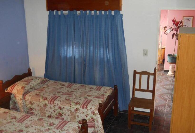 اتاق استاندارد سه نفره, Dennisse