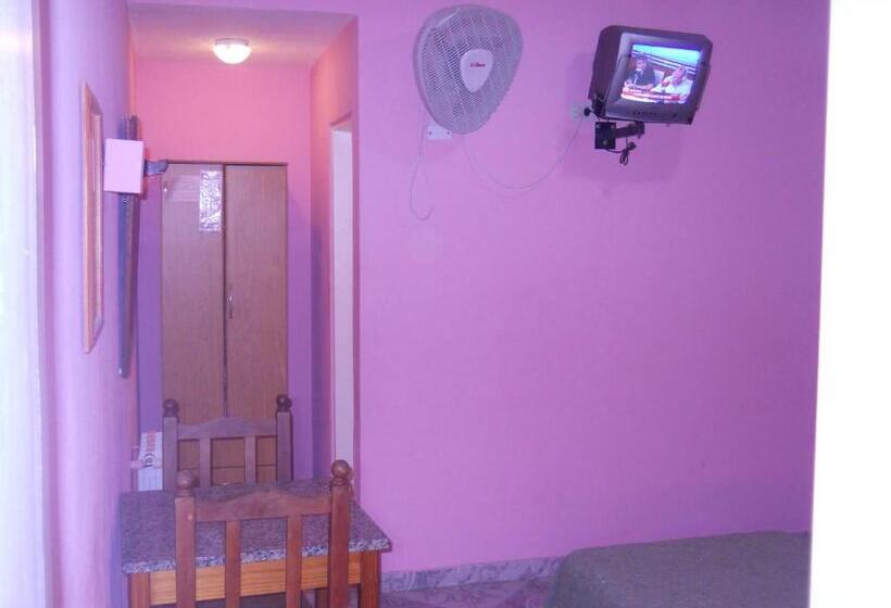 اتاق خانوادگی, Dennisse