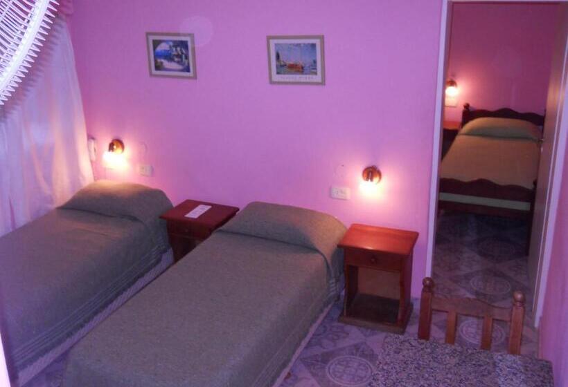 اتاق خانوادگی, Dennisse