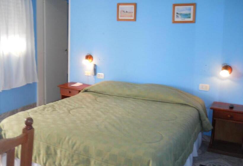 اتاق خانوادگی, Dennisse