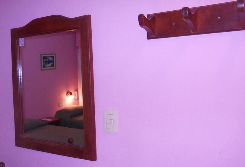 اتاق خانوادگی, Dennisse