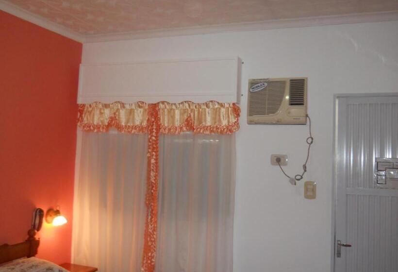 اتاق سوپریور, Dennisse