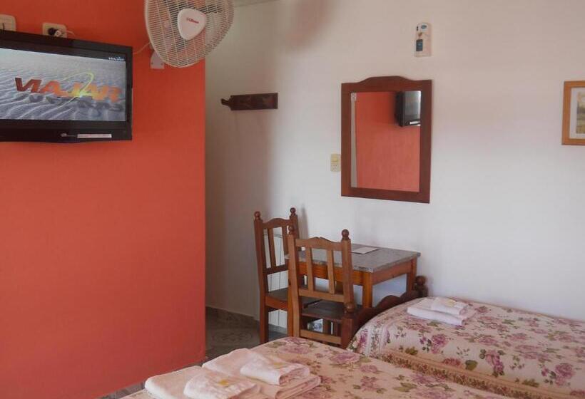 اتاق سوپریور, Dennisse