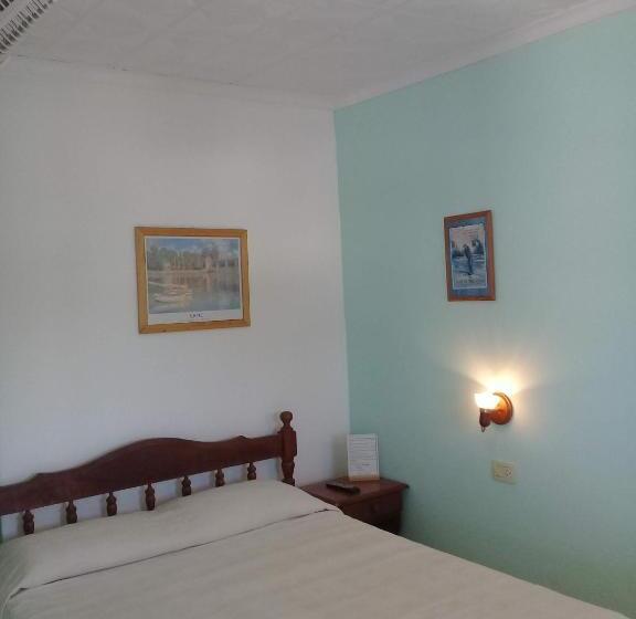 اتاق استاندارد یک نفره, Dennisse