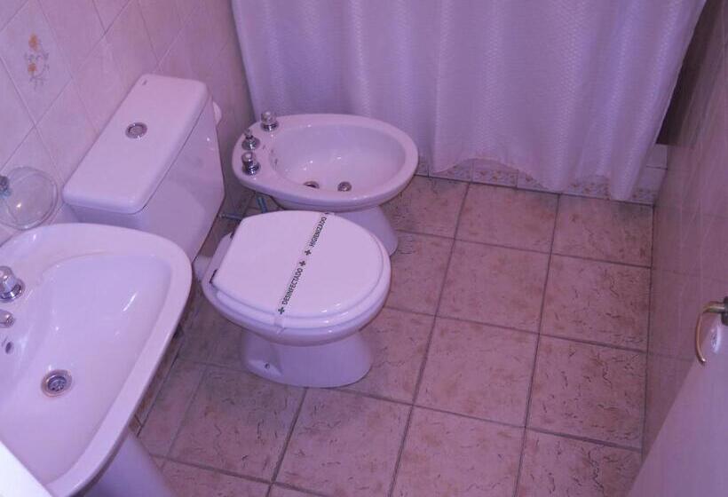 اتاق استاندارد یک نفره, Dennisse