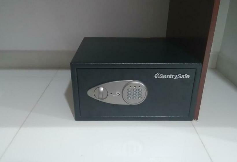 غرفة قياسية رباعية, Cermar Plaza