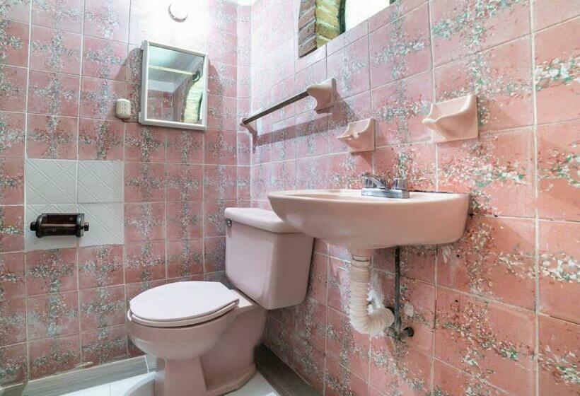 חדר משפחתי, Del Carmen