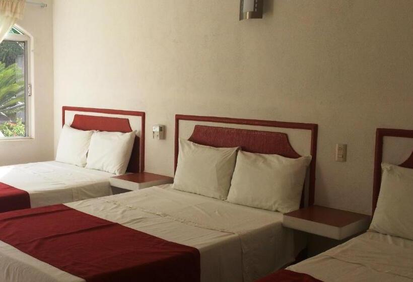 חדר סטנדרט לשלושה, Maricarmen