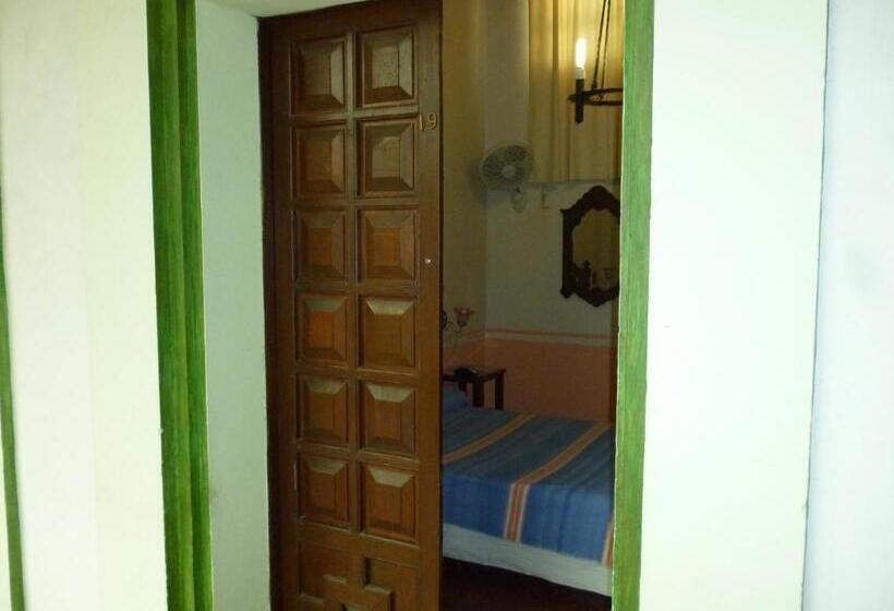 Standard Kolmen Hengen Huone, Monte Alban Solo Adultos