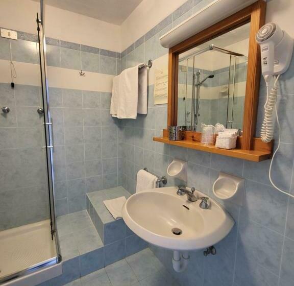 غرفة قياسية مطلّة علي البحر, Olimpia