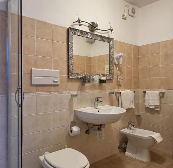 غرفة قياسية مطلّة علي حمام السباحة, Olimpia