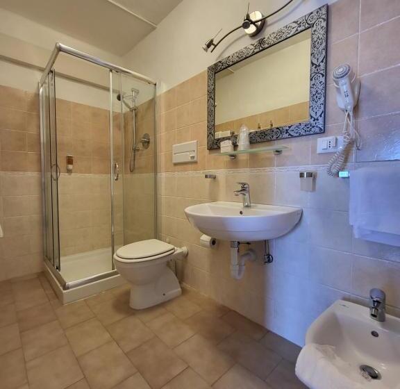 غرفة قياسية مطلّة علي حمام السباحة, Olimpia