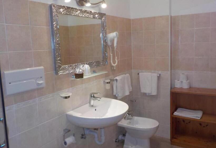 غرفة قياسية ثلاثية مطلة علي حمام السباحة, Olimpia