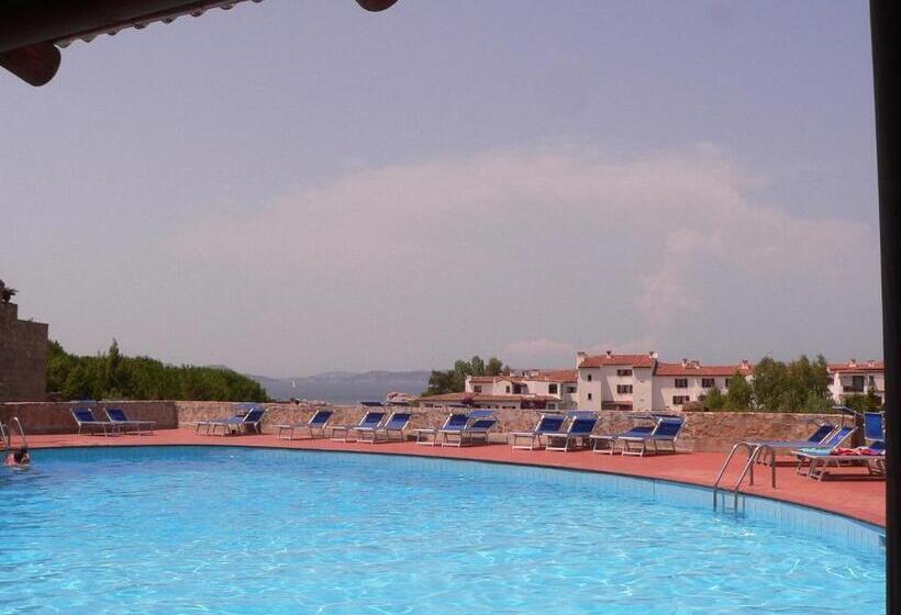 غرفة قياسية ثلاثية مطلة علي حمام السباحة, Olimpia