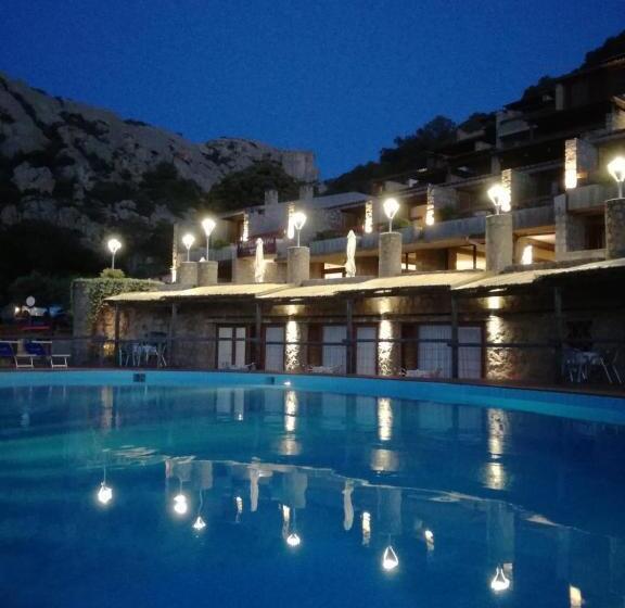 غرفة قياسية ثلاثية مطلة علي حمام السباحة, Olimpia