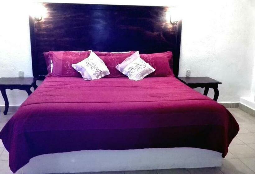 Deluxe Szoba Kind Size Bed, Ollin Teotl