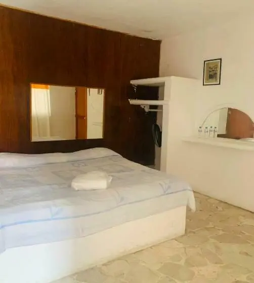 اتاق خانوادگی با چشم‌انداز باغ, Puerto Villamar