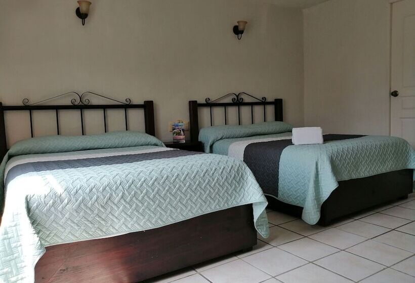 带2个双人床的标准工作室, Uke Inn Terán