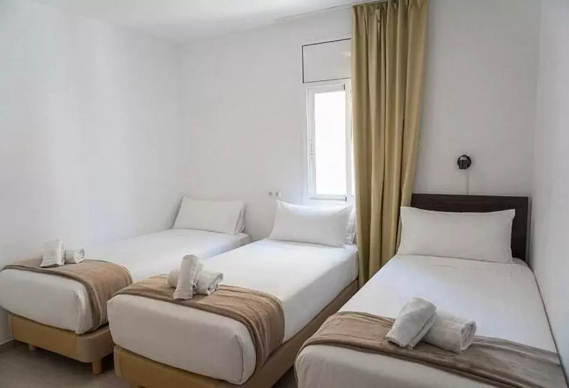 バルコニー付きスタンダードトリプルルーム, Hostal Tahiti Rs