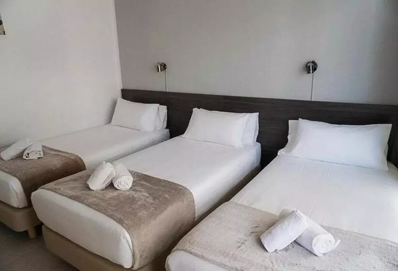 バルコニー付きスタンダードトリプルルーム, Hostal Tahiti Rs