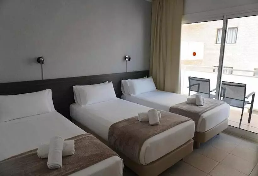バルコニー付きスタンダードトリプルルーム, Hostal Tahiti Rs