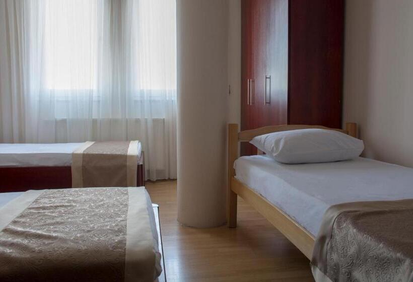 اتاق استاندارد سه نفره, King