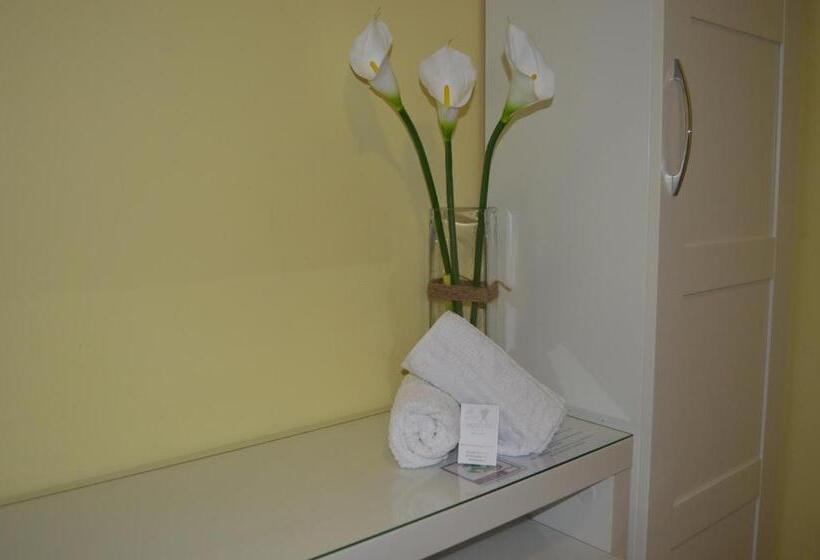 منزل غرفة نوم واحدة, The Way Hotel Molinaseca