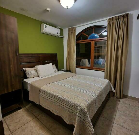 غرفة قياسية, La Casa De La Abuela