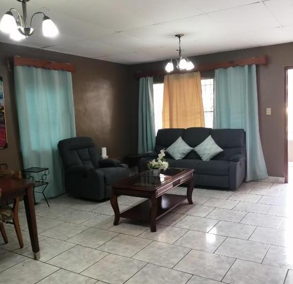 شقة غرفتين, La Casa De La Abuela