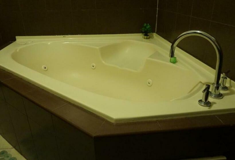 자쿠지 스위트, Residencial El Amanecer