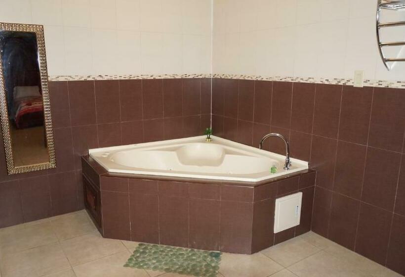 자쿠지 스위트, Residencial El Amanecer