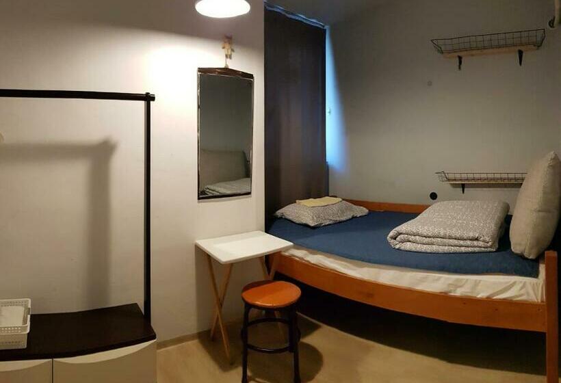 חדר יחיד בסיסי, Aark House