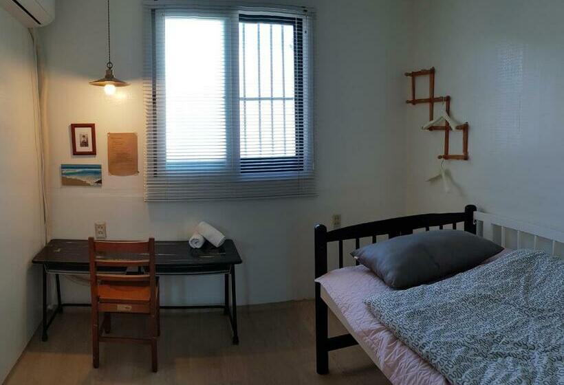 חדר יחיד בסיסי, Aark House