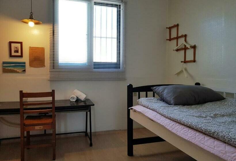 חדר יחיד בסיסי, Aark House