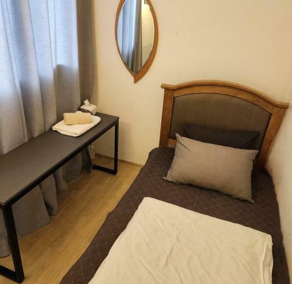 חדר יחיד בסיסי, Aark House