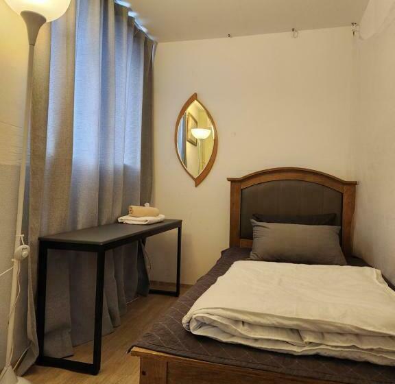 חדר יחיד בסיסי, Aark House