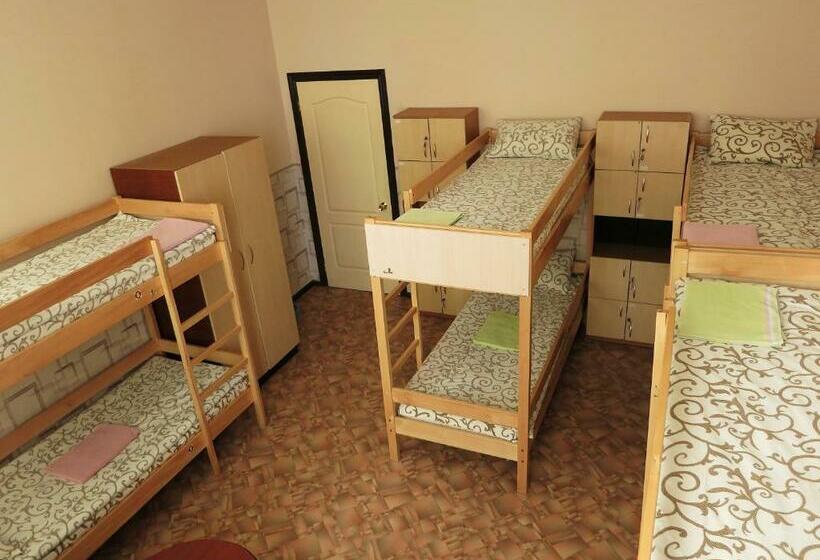 Vuode Makuusalissa, Hostel Delil