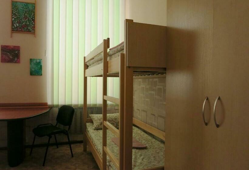 Vuode Makuusalissa, Hostel Delil