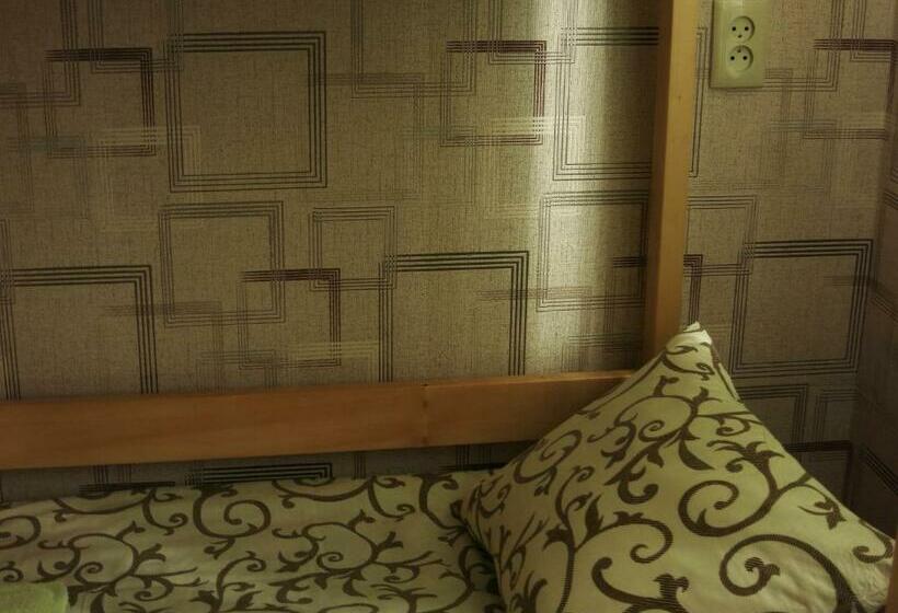 Vuode Makuusalissa, Hostel Delil