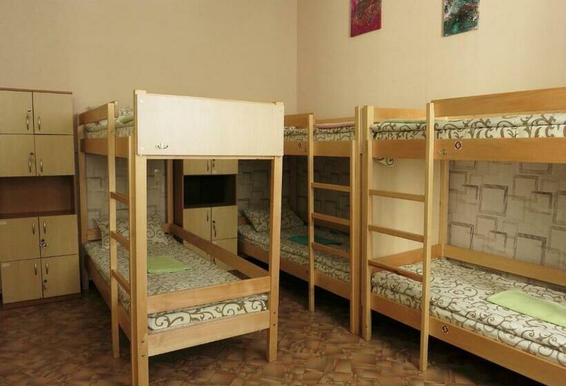 Vuode Makuusalissa, Hostel Delil