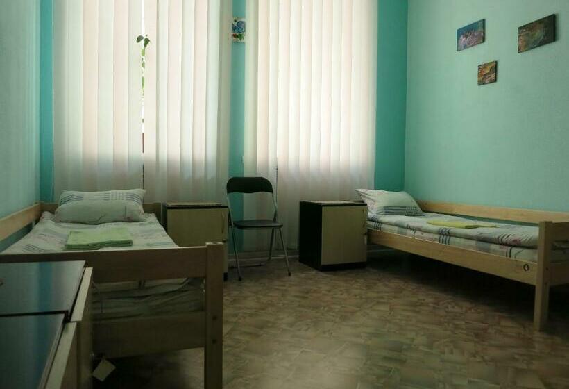 Vuode Makuusalissa, Hostel Delil