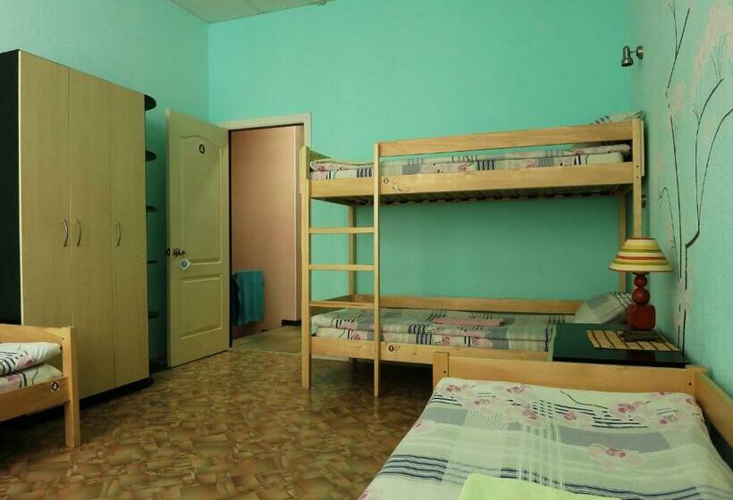 Vuode Makuusalissa, Hostel Delil