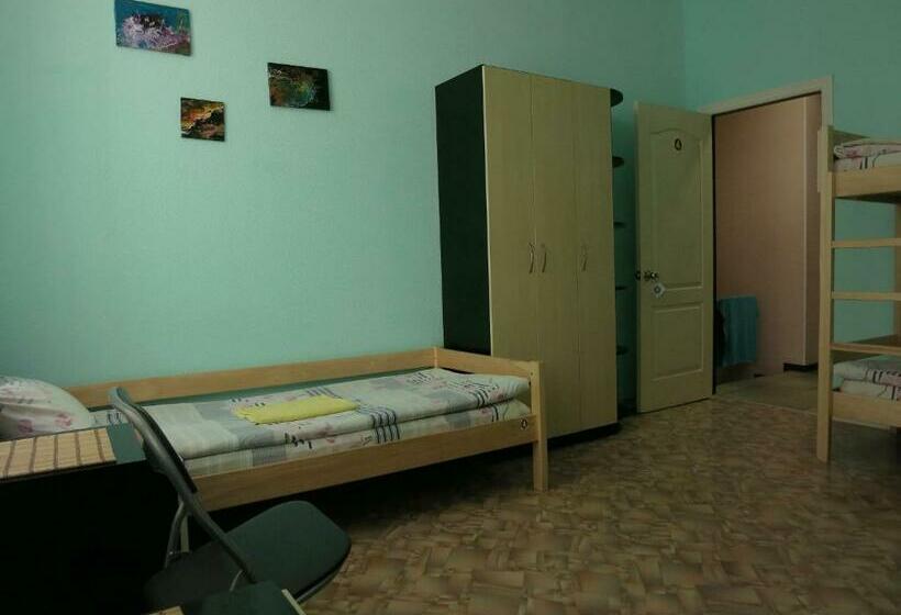 Vuode Makuusalissa, Hostel Delil