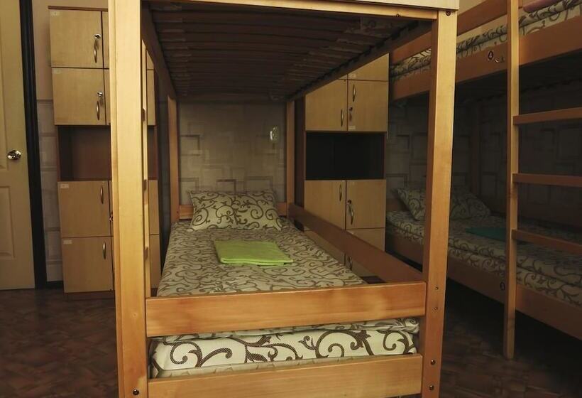 Vuode Makuusalissa, Hostel Delil